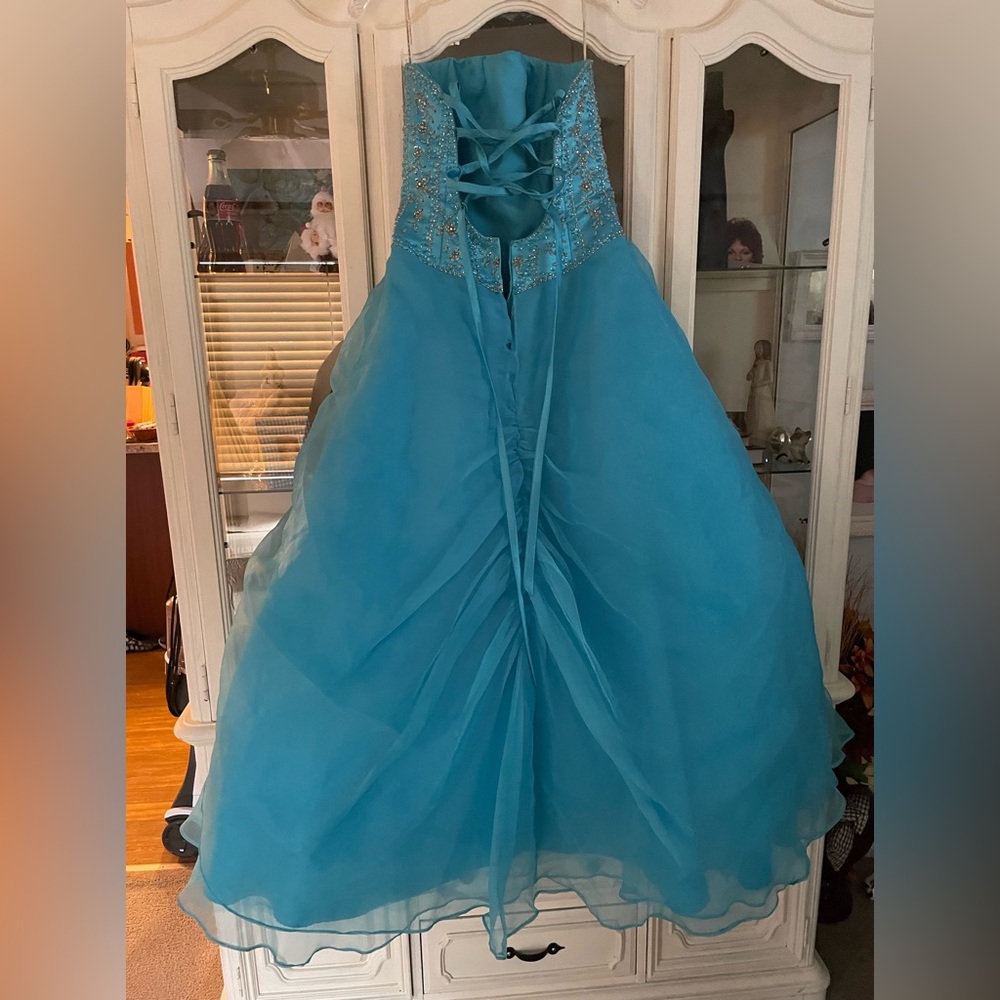 Size 6 color, turquoise, prom dress